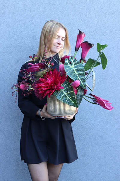 Bordona Krolewska B, nowoczesna kompozycja kwiatowa, wym.46x55x32cm