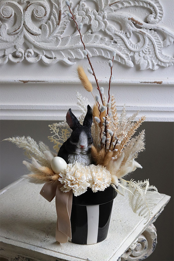 Alice Black Easter, stroik wielkanocny z zajączkiem