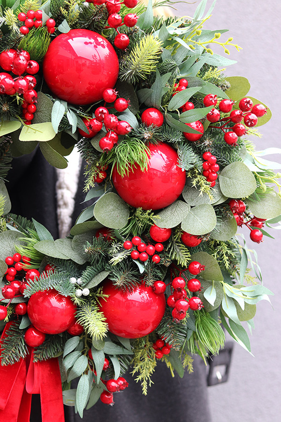 Apart Christmas Exclusives, świąteczny wianek na drzwi z wstążkami