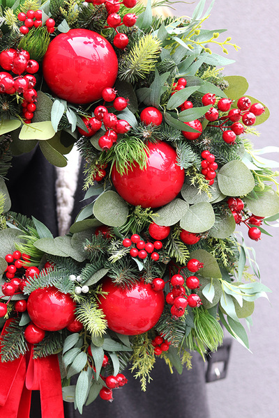 Apart Christmas Exclusives, świąteczny wianek na drzwi z wstążkami