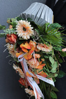 Morelle Story, pomarańczowa wiązanka nagrobna w naczyniu