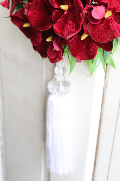 asymetryczny wianek z chwostem, Orchidelia Velurro Red, śr.42cm 