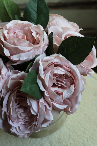 beżowy welurowy flowerbox z piwoniami, Severna Romantic, wys.24cm