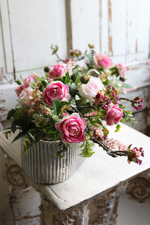 kompozycja kwiatowa w srebrnej donicy, Pinkelia, wym.25x60cm