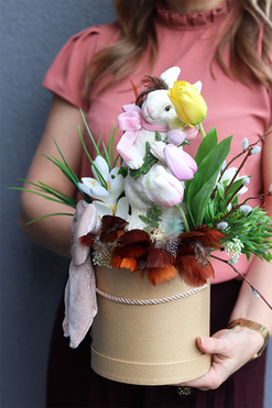 OD RĘKI Wielkanocny Zając, flowerbox welurowy z figurką, wys.38cm