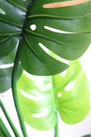 Monstera E, sztuczne drzewko w osłonce donicy