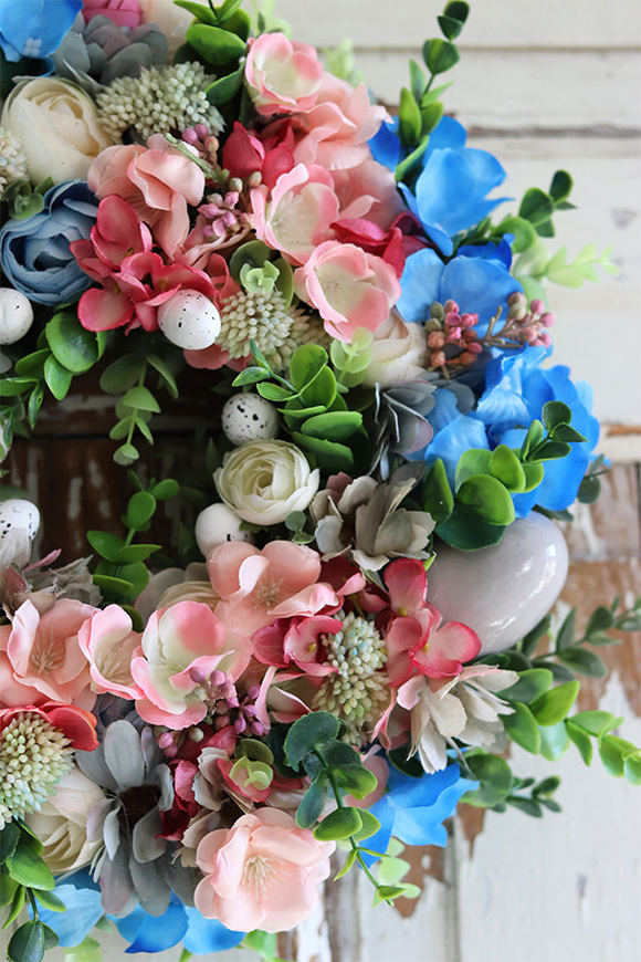 Nedra, wielkanocny wianek z szarymi jajkami