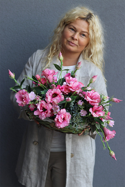 Benussi Pink, kosz z różową eustomą