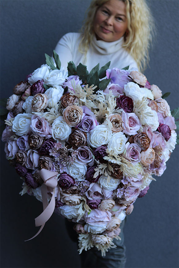 Mortario Delania, bogata wiązanka nagrobna serce