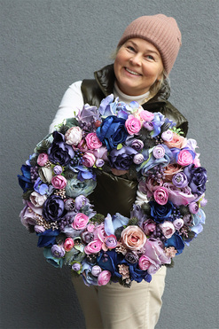 Pranella Navy, efektowny wianek z niebieskimi różami, nagrobny śr.41cm