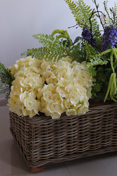 Spring Bahama, kompozycja z kwiatami w koszu