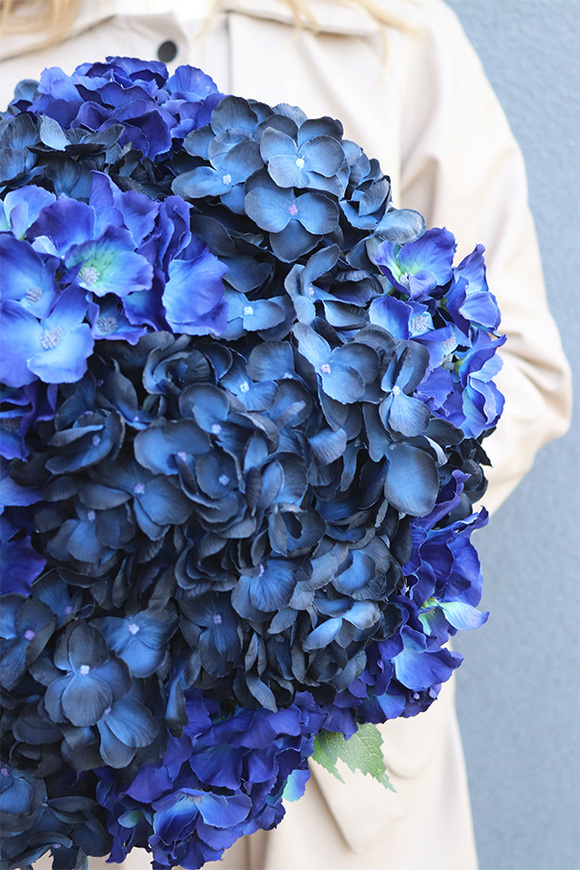 Granatowe Hortensje, bukiet nagrobny we wkładzie do wazonu