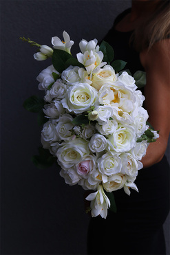 kompozycja kwiatowa Caryca Biel, wys.40x26cm