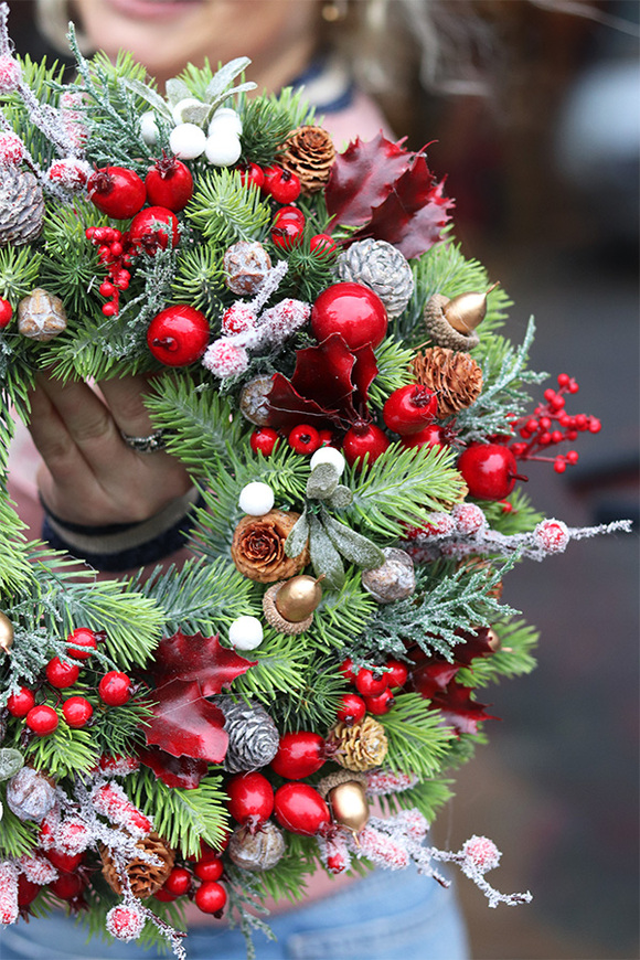 Czerwień Dekora, świąteczny wianek na drzwi