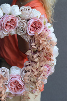 Rosa Italia, piękny kwiatowy wianek na drzwi