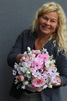 Velveto Refani 2, welurowy flowerbox z różowymi kwiatami