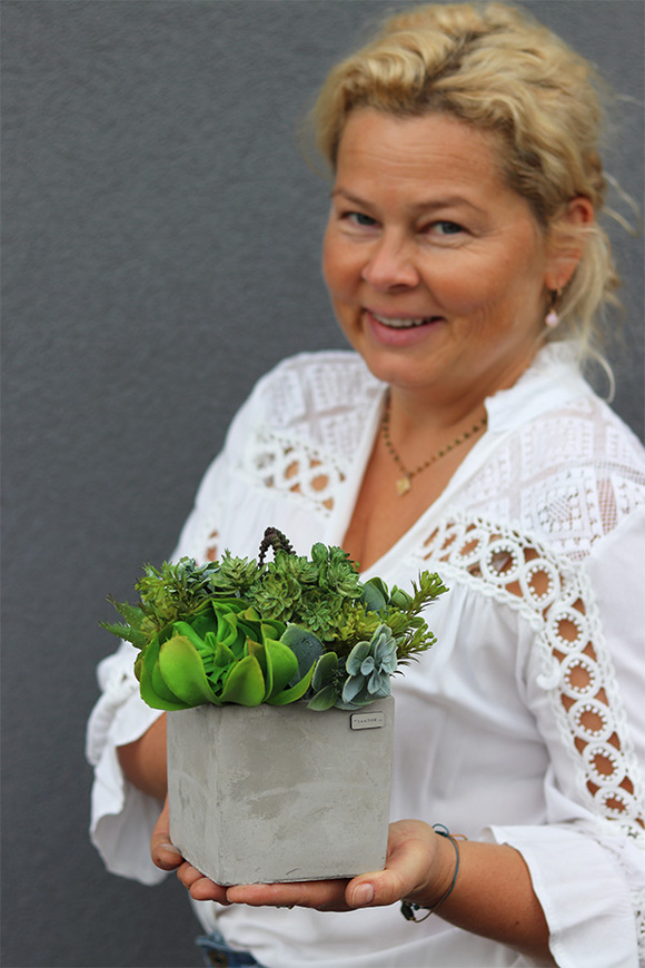 Green Celita C, zielona kompozycja w betonowej donicy