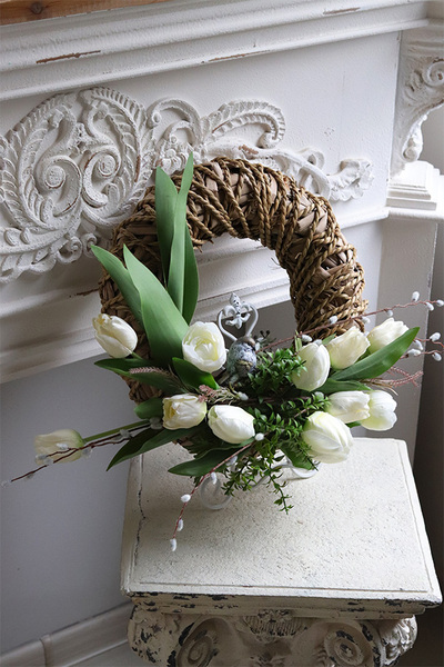 Świtanie, wiosenny wianek z tulipanami