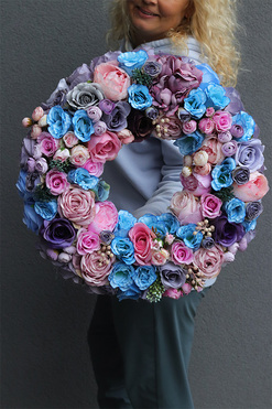 Pranella Blue, efektowny wianek z niebieskimi różami, śr.50cm