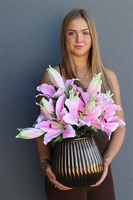 Liliowe Hilton, kompozycja kwiatowa w naczyniu