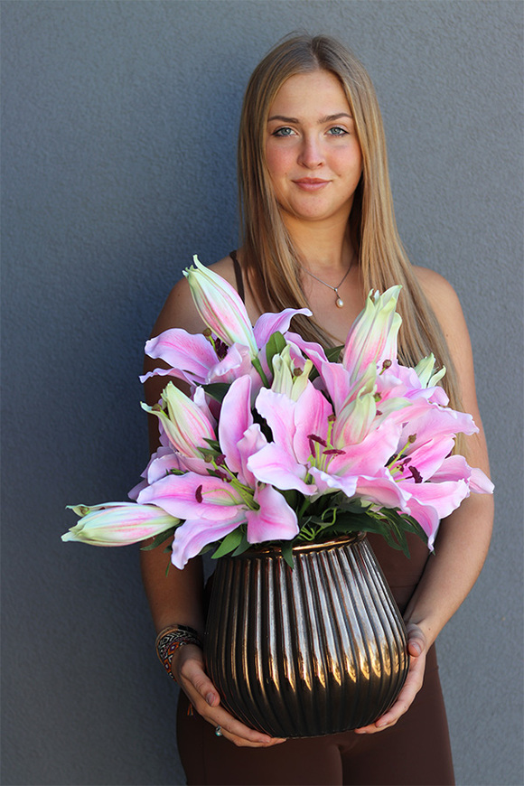 Liliowe Hilton, kompozycja kwiatowa w naczyniu