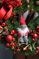 Mikołaj na Sankach LED, świąteczny wianek na drzwi