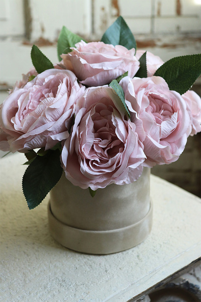 beżowy welurowy flowerbox z piwoniami, Severna Romantic, wys.24cm