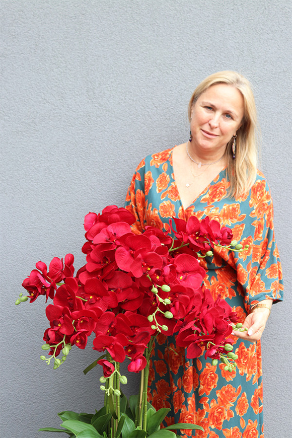 Grande Fiberglass Red Orchid, efektowny storczyk w czarnej donicy