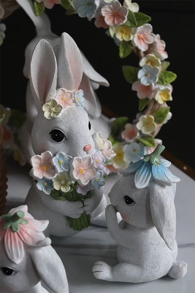 Sweetie Bunny, wielkanocna figurka zajączek, niebieski kwiatek na głowie