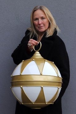 OD RĘKI XMAS Ball, figurka bombka metalowa duża dekoracja, złota, śr.40.5cm