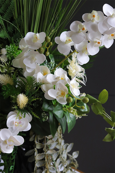 Villano Black, kompozycja w wysokim wazonie