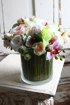 bogaty bukiet wiosennych kwiatów w szklanym wazonie, Hellissa Pink Orchid, wys.27cm  