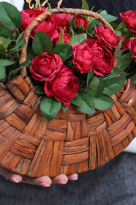 Red Basket, kompozycja nagrobna w koszu