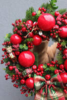 Świąteczna Iskra, czerwony świąteczny wianek z misiami	