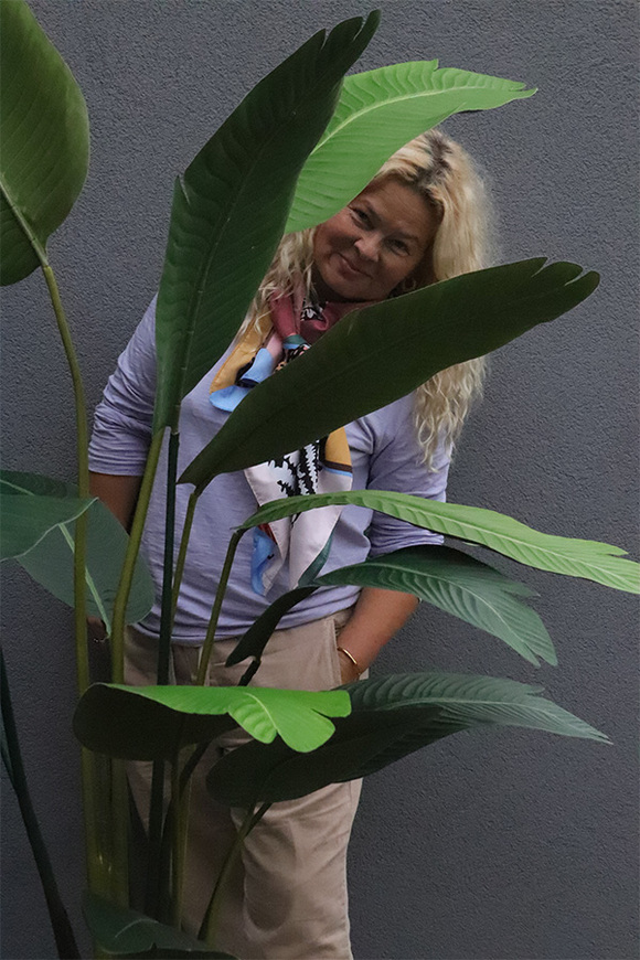 Bananowiec Concrete Bowl sztuczna roślina w donicy