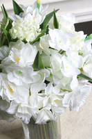 Narcisia, bukiet białych kwiatów w szklanym wazonie