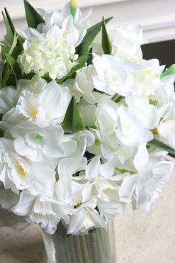 Narcisia, bukiet białych kwiatów w szklanym wazonie, wys.37cm
