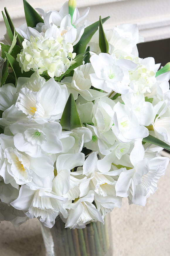 Narcisia, bukiet białych kwiatów w szklanym wazonie