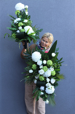 Nelema White, biała wiązanka nagrobna z chryzantemami, dł.76cm 
