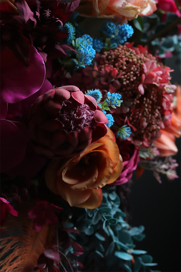 Bollywood, kompozycja kwiatowa w energetycznych kolorach, wys.70cm +wystające elem.