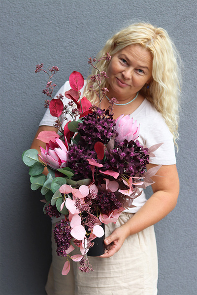 Herenata, nowoczesny bukiet nagrobny we wkładzie, dł.67cm