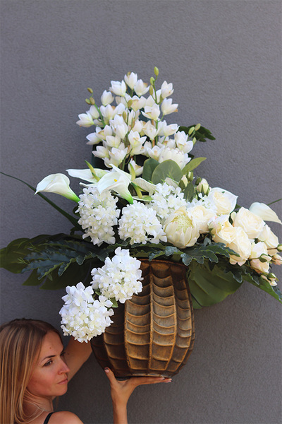 Jadore Bellis, bukiet białych kwiatów w metalowej doniczce