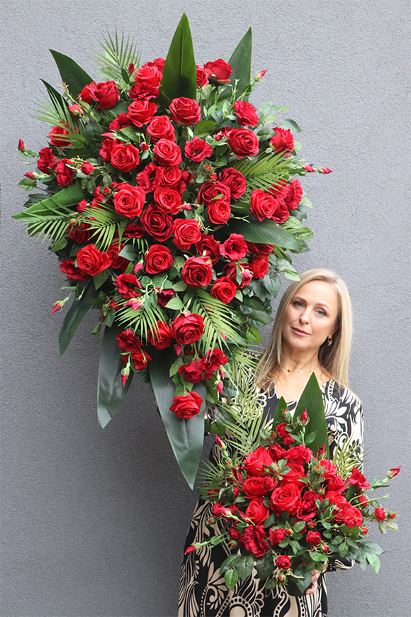 Gloria Reddita, wiązanka nagrobna z czerwonymi kwiatami