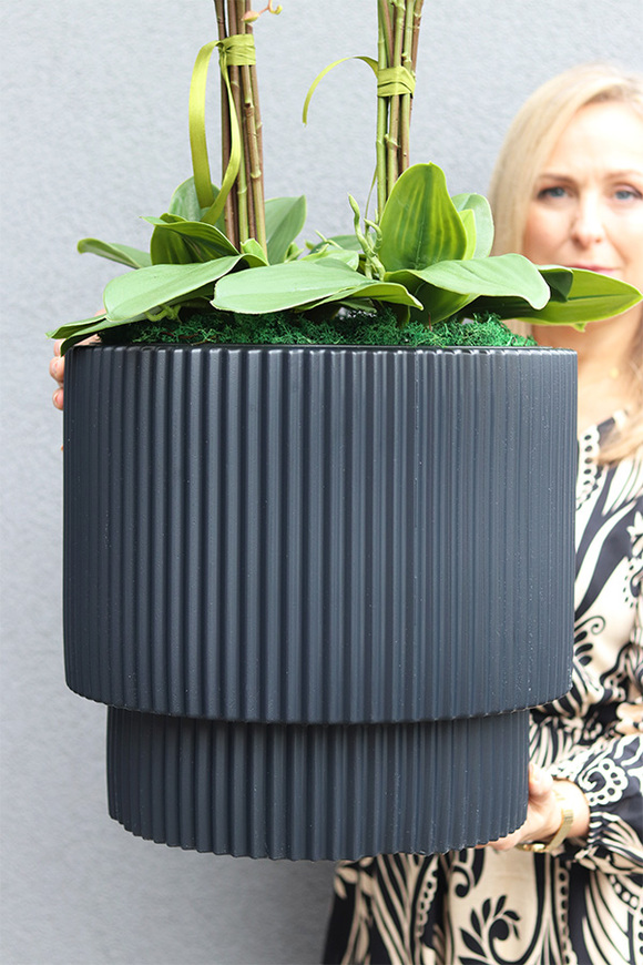 Design House, sztuczny storczyk w szarej donicy
