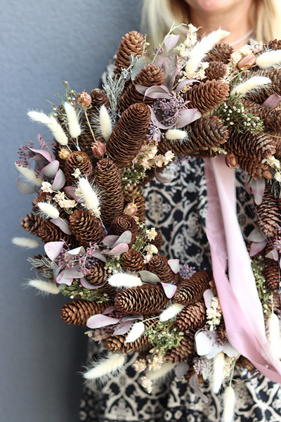 Szyszkowy, dekoracyjny wianek z suszem