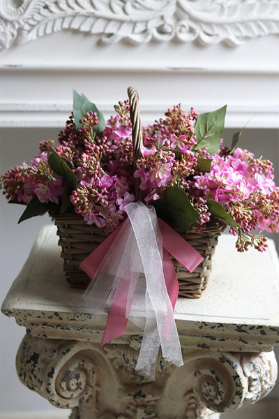 Poetica, kosz z różowymi bzami