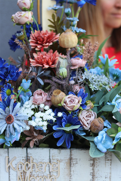 Niebieska Polana 2, dekoracja nagrobna z dedykacją