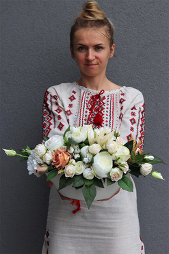 Trona Laosi, kompozycja kwiatowa w białym naczyniu, wym.dł.36cm 