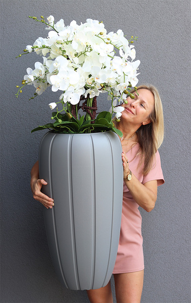 Szara Eminencja, sztuczny storczyk w szarej donicy