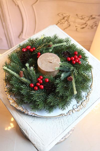 Simple Christmas, stroik ze świecą na talerzu
